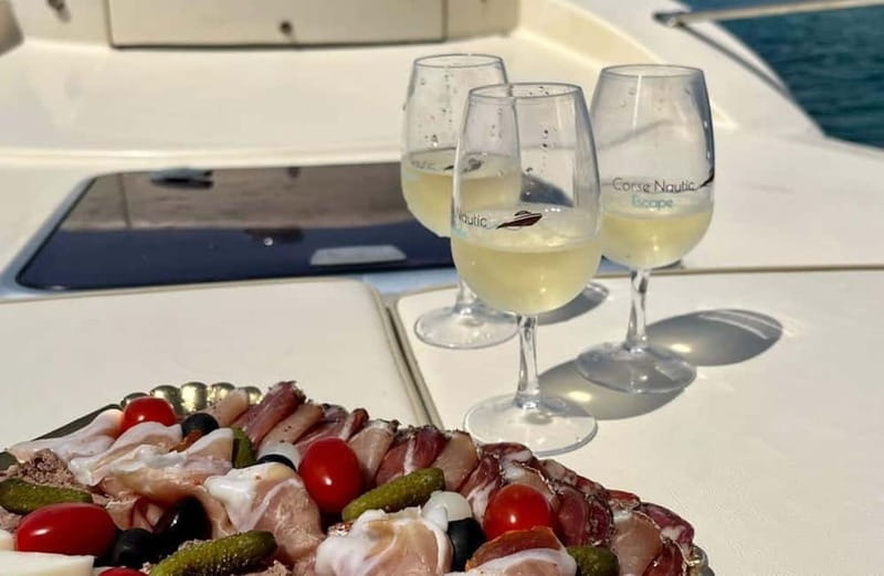 Bonifacio: Sunset Aperitif Dining Boat Tour - Getting there from Bonifacio Port, and why the meeting point matters