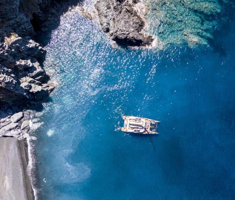 Catamaran day excursion - Guides and On-the-Spot Info: What You Can Expect from the Crew
