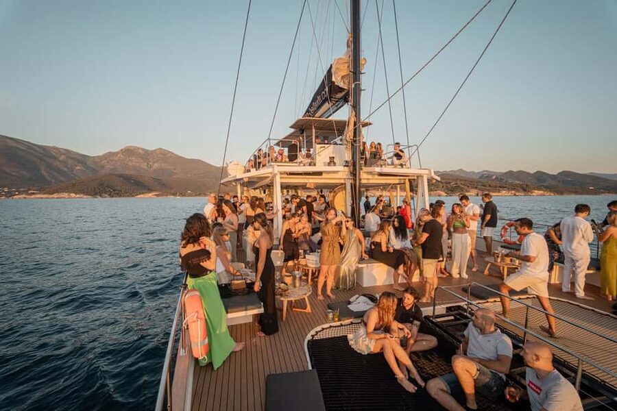 Catamaran half-day excursion - Onboard bar: cocktails are tempting, but drinks are extra