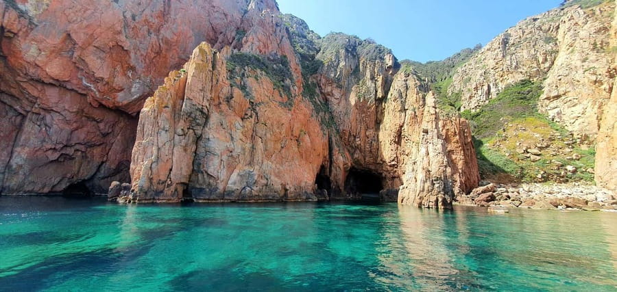 Croisière Calanques de Piana - Baignade bateau 12 places - A small fast boat, the way the coast was meant to be seen