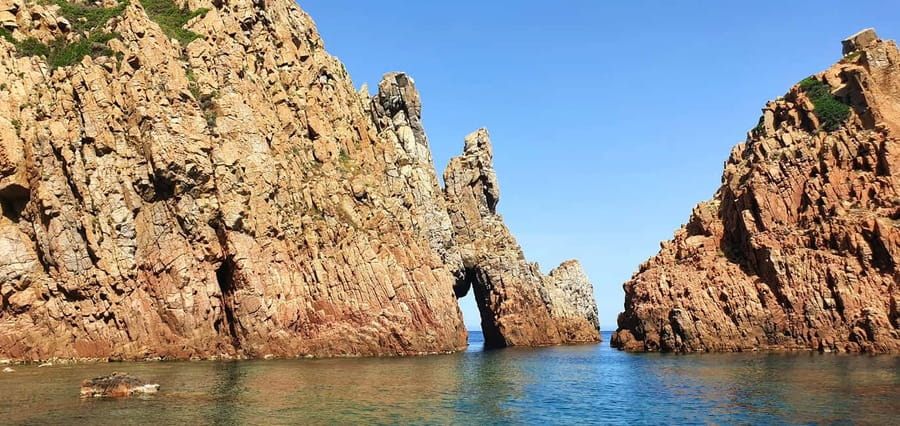 Croisière visite des Calanques de Piana Baignade en vedette - Capo Rosso: caves, an arch, and the coastline’s drama up close