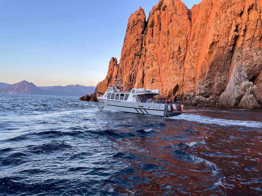 Croisière visite des Calanques de Piana Baignade en vedette - On the Senino: small boat comfort plus real onboard amenities