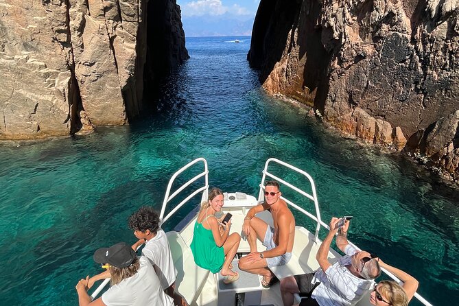 Friendly discovery of Scandola Calanques de Piana and meal stop at Girolata - Boarding in Cargèse, then straight into the “wow” coast