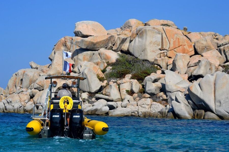 Porto-Vecchio: Lavezzi Archipelago & Cerbicales Island Tour - Onboard comfort: fresh drinks, toilet access, and reset time