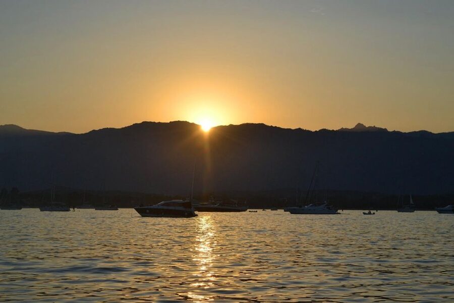 Santa Giulia : Sunset Cruise & Apéritif - Meeting at Santa Giulia Beach: the one logistics detail that can ruin your start
