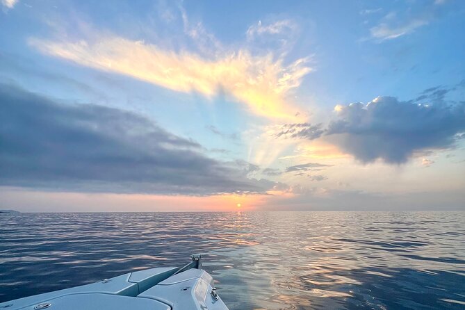 Sunset aperitif on the water - Who should book this sunset boat aperitif?